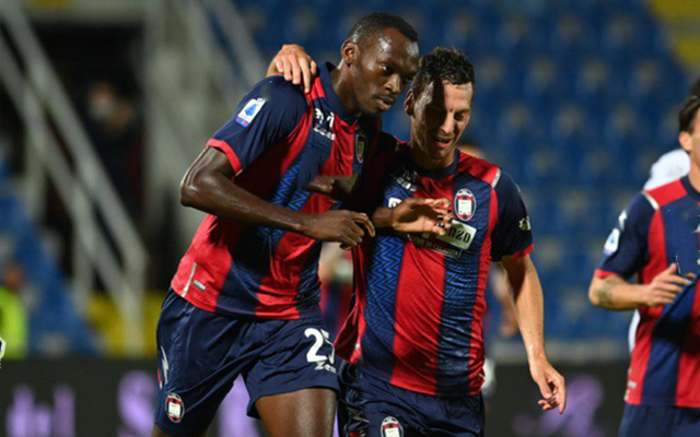 包含克罗托内主场遭遇逆转，遗憾失利的词条