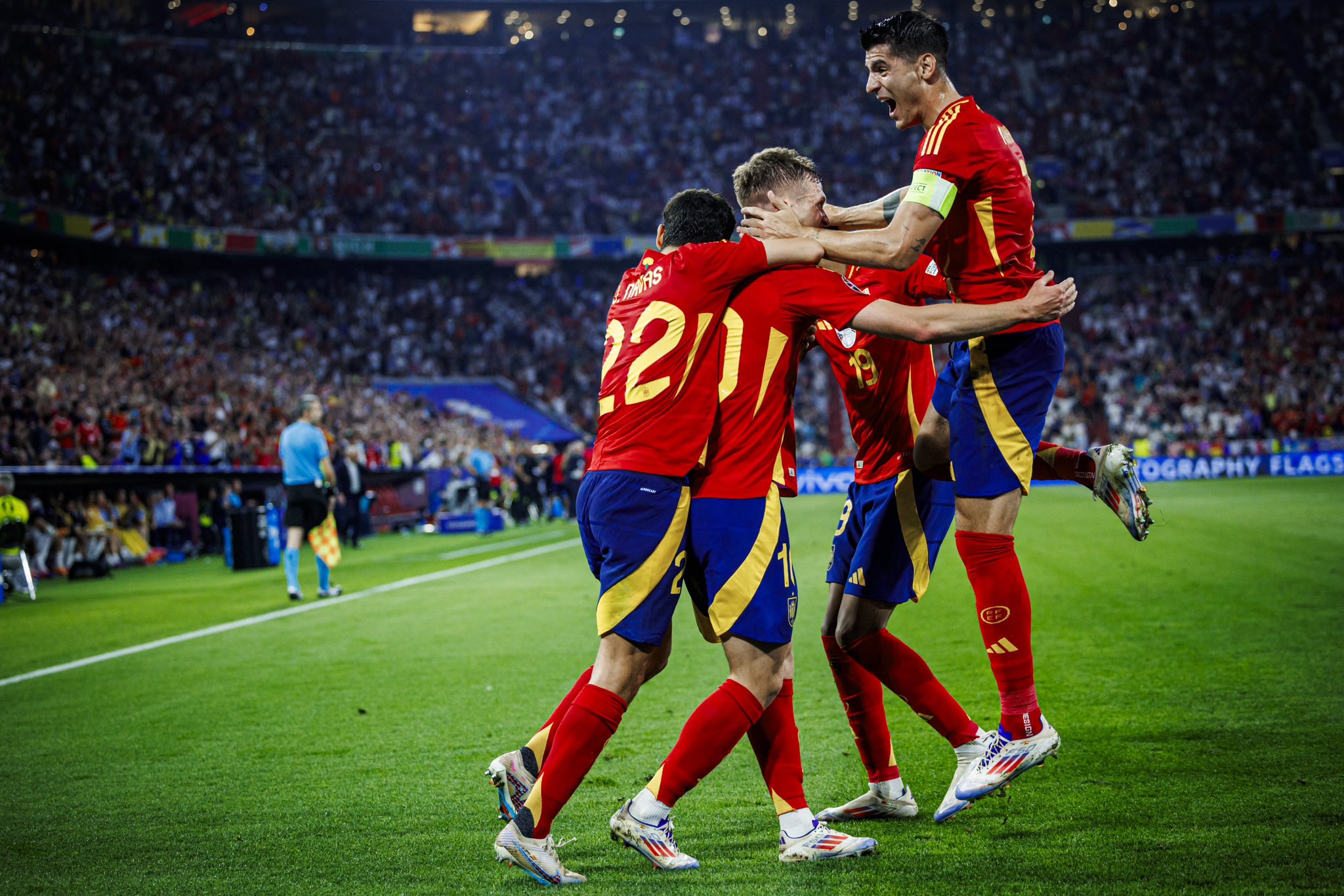 欧洲杯预选赛前夕紧张备战，队伍气氛热烈的简单介绍