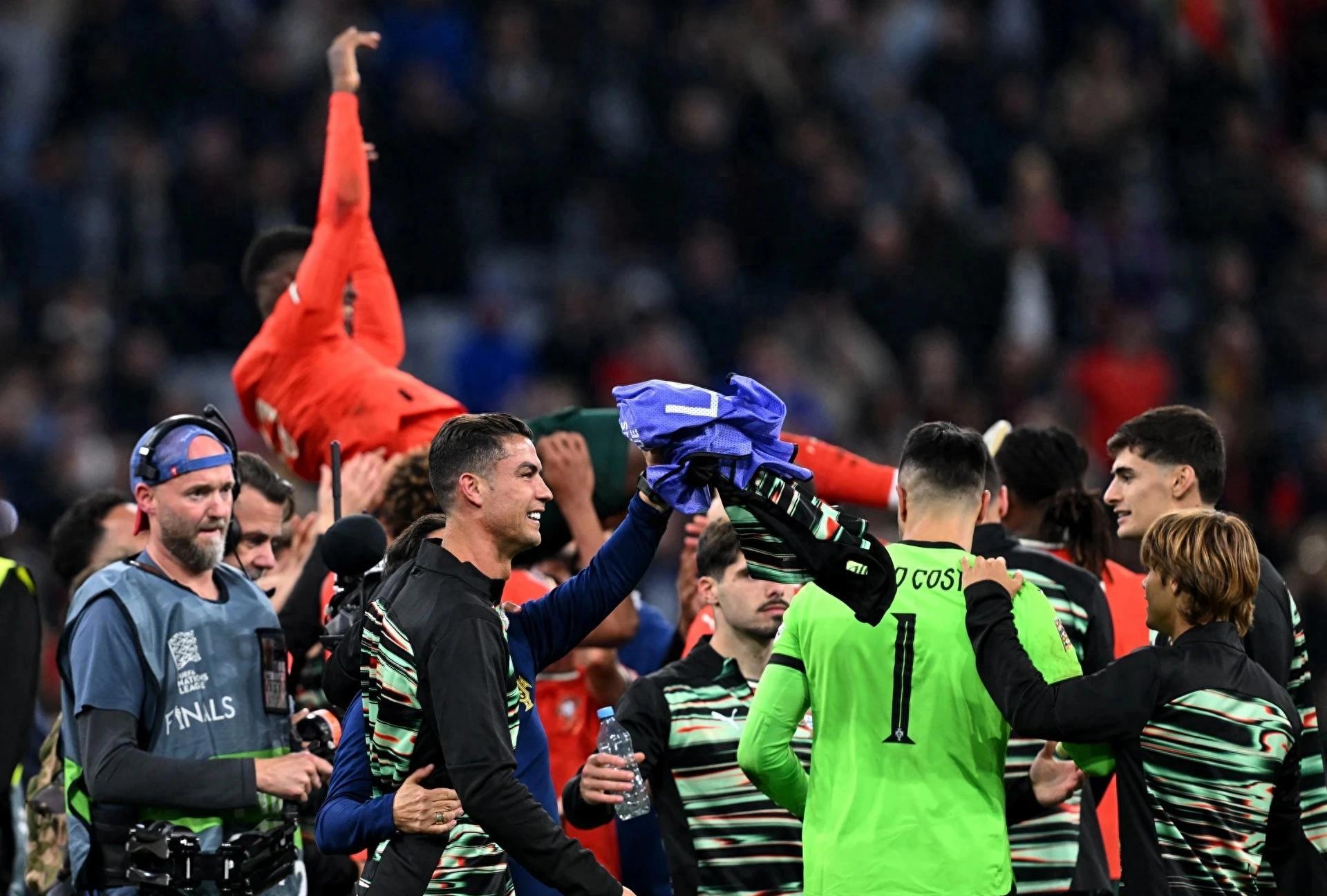 欧洲杯预选赛前夕紧张备战，队伍气氛热烈的简单介绍