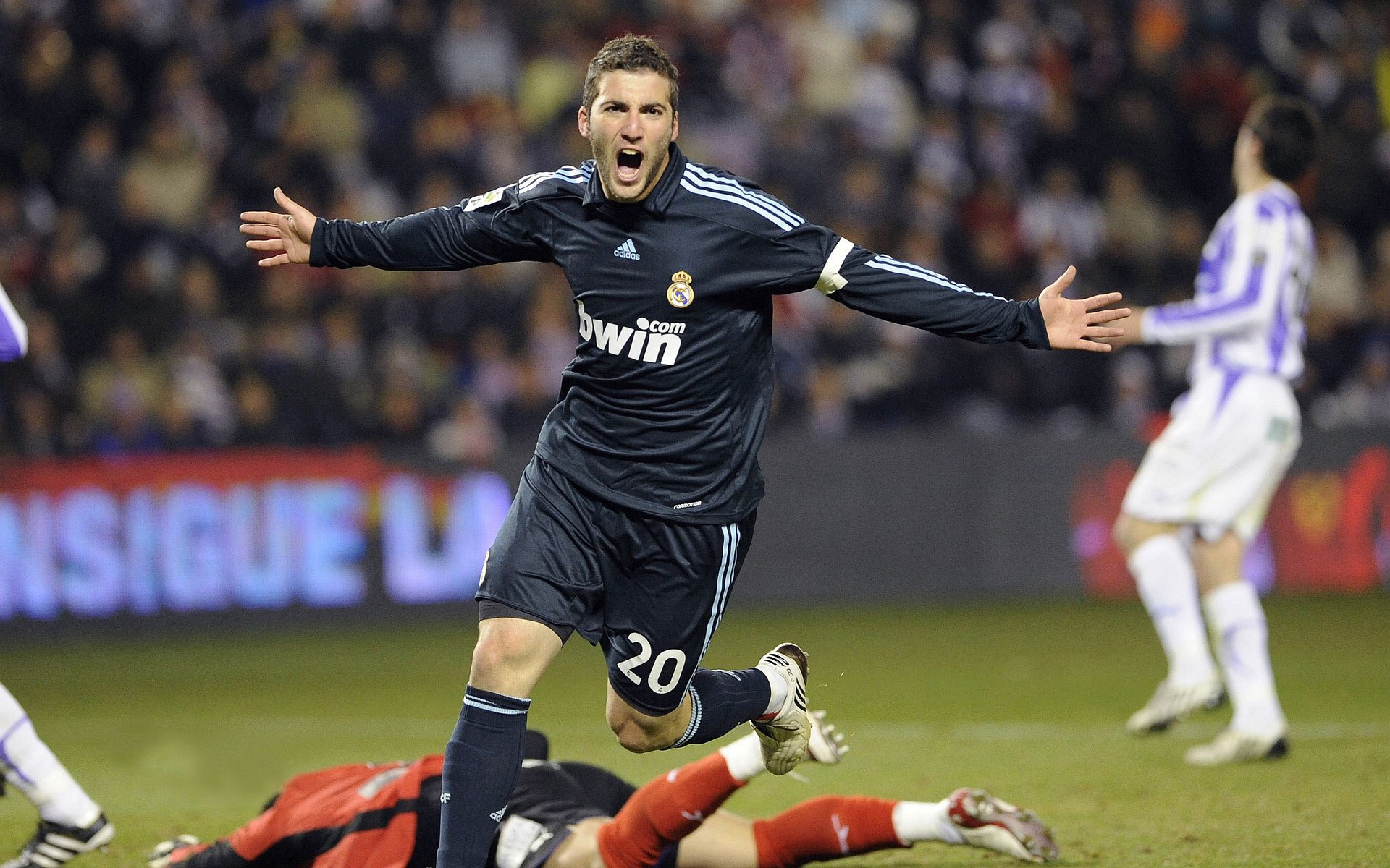 跨界主宰,从CBA的灰熊式碾压到世界杯的欧文时刻—当代竞技的强势美学